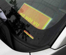 Trưng biển hiệu trên ô tô có 'dọa' được CSGT?