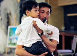 Cường đô la bế con ra Hà Nội cổ vũ Hà Hồ làm cô dâu