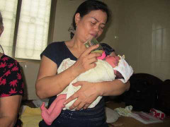 Bé trai sơ sinh bị bỏ rơi trước cổng nhà