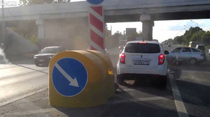 Video: Chó chạy qua đường gây tai nạn liên hoàn