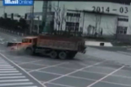 Clip: Xe tải bị hất tung trong va chạm giữa giao lộ