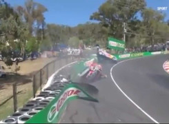 Tai nạn kinh hoàng, 2 ôtô lật ngược trên đường đua