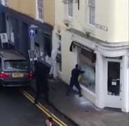 Clip: 4 tên cướp ngang nhiên đập vỡ kính, cướp cửa hàng