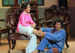 Clip: Trấn Thành làm y tá, Việt Hương hóa bà Ba lẳng lơ