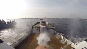 Video: Đánh đắm tàu để dàn dựng cảnh quay dưới nước