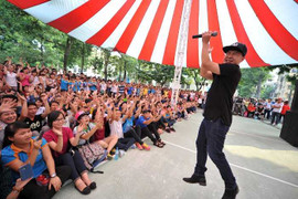 Ca sĩ Hoàng Hải cùng hàng nghìn sinh viên 'Nhảy vì người nghèo'