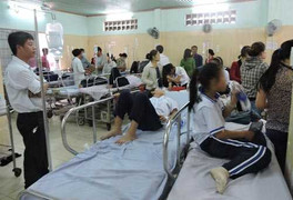 Hàng loạt học sinh đi cấp cứu sau bữa ăn ở trường