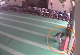 Táo tợn trộm hòm công đức qua mặt hàng chục tín đồ