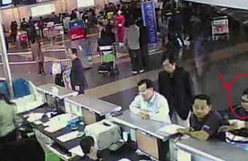 Clip lật tẩy thủ đoạn của 'đạo chích' ở sân bay