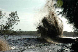 Sóng biển cao 4 m, đánh sập tường nhiều nhà dân