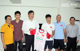 Đại sứ Việt Nam tại Myanmar thăm U19 trước trận gặp U19 Trung Quốc