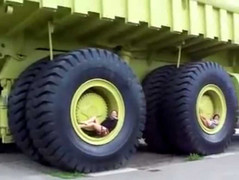 Video: Thiếu niên Canada nằm lọt vành xe tải khổng lồ