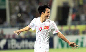 Văn Toàn đưa bóng chạm cột dọc U19 Trung Quốc