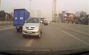 Ráo riết truy tìm ô tô BKS 30M-1618 lao ngược chiều ở cao tốc trên cao