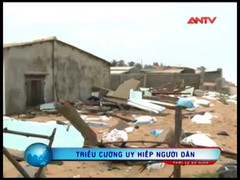 Triều cường uy hiếp, dân tháo chạy trong đêm