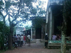 Một nhà 3 người chết trong tư thế treo cổ