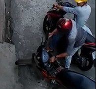 Clip: 2 thanh niên sang chảnh trộm xe máy nhanh như chớp
