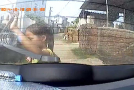 Video: Bế em nghịch dại, bẻ gãy gạt mưa ô tô