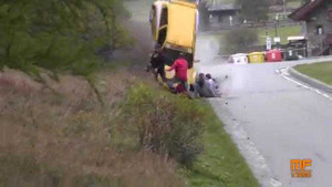 Đám đông ngồi bên đường xem đua ôtô thoát chết kỳ diệu