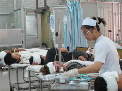 Bệnh nhân đâm thủng bụng nữ y tá rồi lên cơn co giật