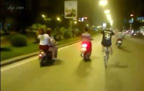 Clip: 3 hotgirl không mũ bảo hiểm đánh võng phản cảm trên phố