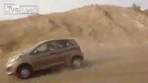 Clip: ôtô drift lao xuống vực