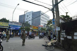 Cụ ông 75 tuổi đột quỵ bên xe đạp