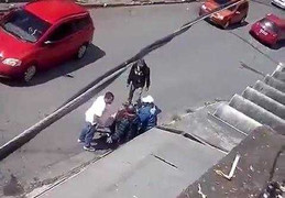 Clip: Cầm gậy dẹp hai phụ nữ ẩu đả trên phố