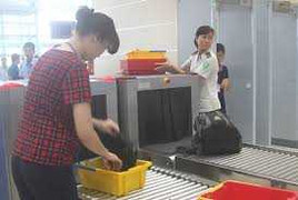 Xử phạt nữ hành khách xé áo nam nhân viên sân bay