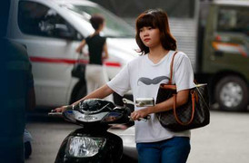 Nữ sinh nhà giàu bị toán cướp phục kích nơi đường vắng