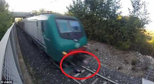 Clip: Nam thanh niên nằm giữa đường tàu đang chạy