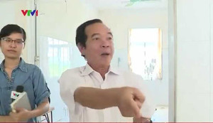Clip: Giám đốc bệnh viện văng tục, hành hung phóng viên