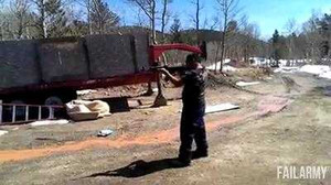 Nghịch dại với súng AK47 suýt gặp nạn thảm khốc