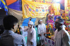 Ngồi bên vỉa hè bị xe tải đè: Chồng con chết lặng trước di ảnh