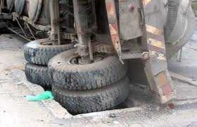 Clip: Sập hố gas, xe chở nước đè chết người