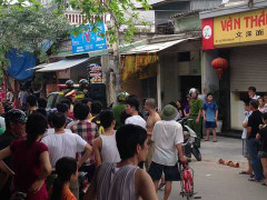 Vây bắt kẻ trốn lệnh truy nã trong chung cư Hà Nội