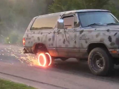 Video: Đốt lốp đến cháy đỏ vành xe chỉ trong 4 phút