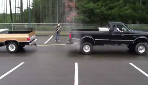 Video: 2 xe bán tải bán chạy nhất thế giới thi kéo co