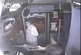 Tên cướp xui xẻo bị kẹt tay trên xe bus