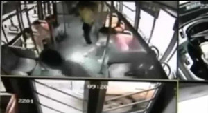 Clip: Điện thoại đột nhiên phát nổ trên xe buýt