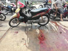 Va chạm giao thông, nhóm học sinh truy sát 2 thợ mộc