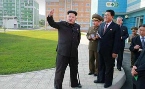 Ông Kim Jong-un tiếp tục xuất hiện với gậy chống