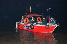 Trắng đêm tìm thuyền viên mất tích trên sông Sài Gòn