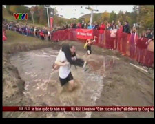 Cuộc thi cõng vợ độc đáo ở Mỹ