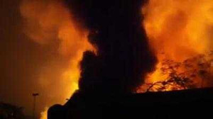 Video: KCN Quang Minh - Hà Nội rực lửa, cột khói đen ngòm