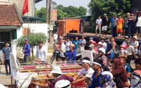 Vụ treo cổ trong nhà giam: Người nhà mang quan tài 'vây' trụ sở công an