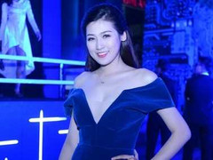 Andrea kín đáo đọ dáng bên Tú Anh gợi cảm