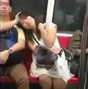 Cô gái kỳ quặc liên tục đòi tựa vai, gác chân nam thanh niên trên tàu điện