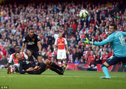 'Cựu thần tài Man Utd' lập công, Arsenal thoát hiểm phút chót