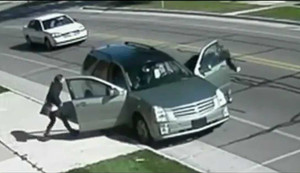 Clip: Vợ bị kẹt cửa, chồng lái xe kéo lê vợ trên phố